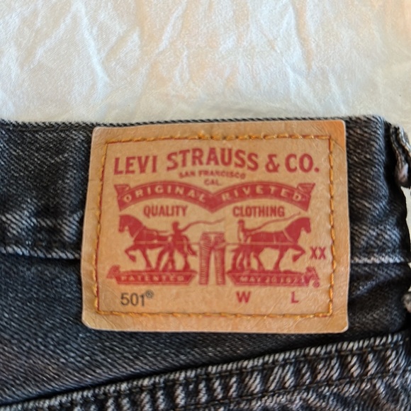 Black Levi 501 Shorts - Picture 3 of 3